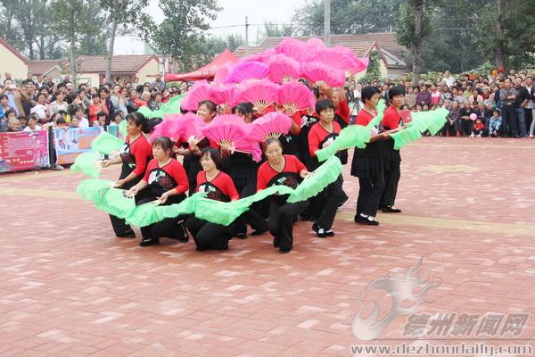 乡村文明行动让禹城辛店镇农民有了跳舞场地。