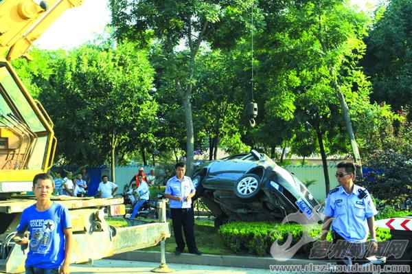 天衢东路轿车失控“飞”上绿化带 未造成人员伤亡